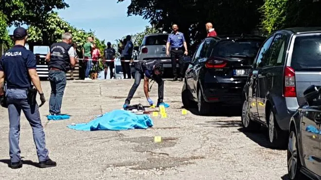 Il corpo senza vita di Lidia Miljkovic, la donna di 42 anni uccisa a colpi di pistola stamani a Vicenza.
ANSA/FILIPPO VENEZIA