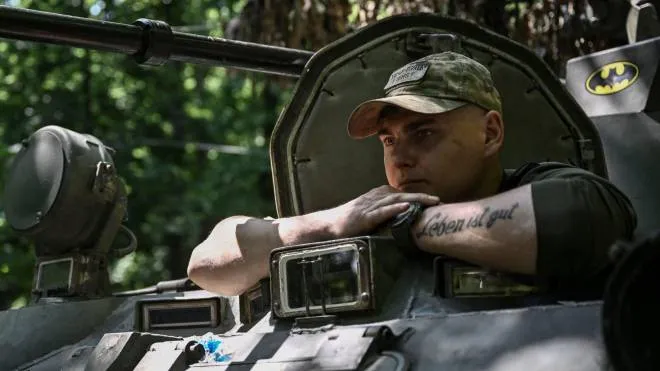 Un soldato ucraino su un carro armato al confine con la regione del Donbass