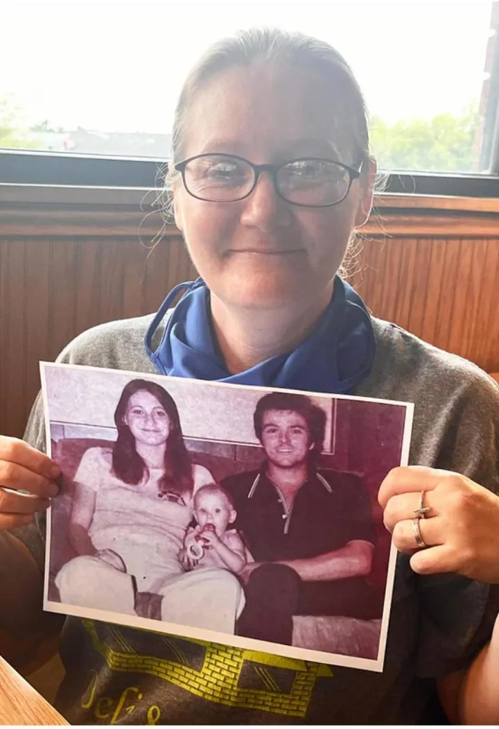 Bebe Holly, oggi ha 42 anni: mostra la foto di lei da piccola con i veri genitori