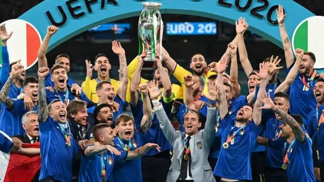 Azzurri in trionfo dopo la finale dell’Europeo vinta ai rigori contro l’Inghilterra a Wembley. E’ l’11 luglio 2021:. al trionfo storico seguirà l’onta di un’altra esclusione dal Mondiale