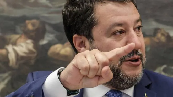 Il leader della Lega Matteo Salvini, nato nel 1973, è di nuovo al centro di polemiche