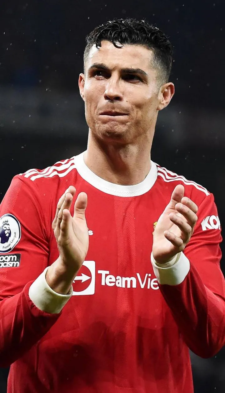 Il campione di calcio Cristiano. Ronaldo:. 37 anni, gioca nel Manchester United