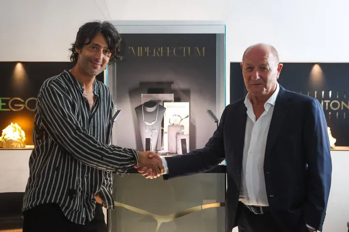 Marcantonio (a sinistra) nella boutique Pianegonda di Milano dove ha presentato la capsule collection ’Imperfectum’