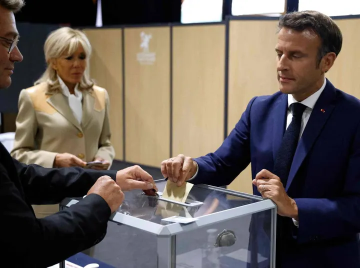 Il presidente Emmanuel Macron, 44 anni, ieri al seggio insieme alla moglie