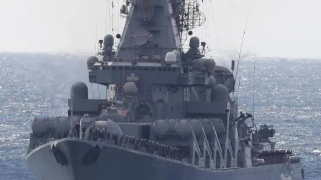 L’incrociatore missilistico della Marina russa Varyag che ieri navigava a 150 miglia dalla Puglia