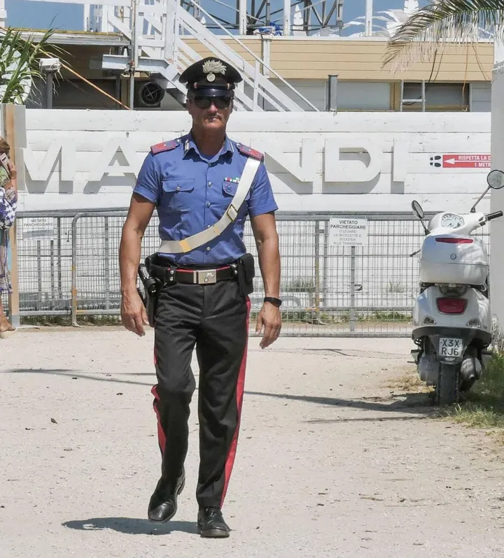 Un carabiniere nell’area davanti al locale di Cattolica dove – stando alla denuncia – è avvenuto lo stupro
