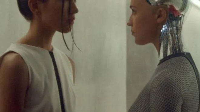 Alicia Vikander. -cyborg nel film “Ex machina“, del 2015, diretto da Alex Garland