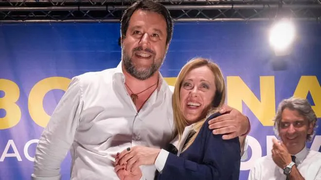 Matteo Salvini, 49 anni, e Giorgia Meloni, nata nel 1977, sul palco a Verona