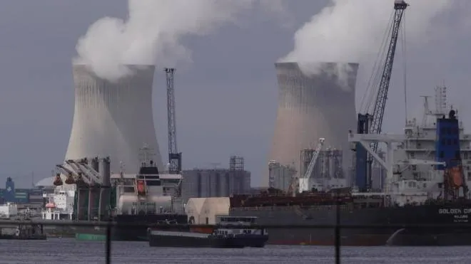 epa10005997 Doel Nuclear Power Station at  the Dutch-Belgian border in Berendrecht, Belgium, 10 June 2022. During a European Parliament plenary session in Strasbourg, MEP voted to reject a proposed reform of the EU carbon market, the Emissions Trading Scheme (ETS).  EPA/OLIVIER HOSLET
