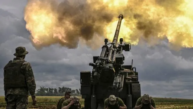 I soldati ucraini sparano con un cannone francese. contro le posizioni russe