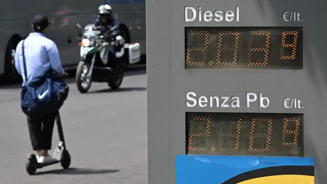 Il prezzo del carburante esposto su un pannello di una stazione di servizio del centro,  Milano, 15 giugno 2022. ANSA/DANIEL DAL ZENNARO