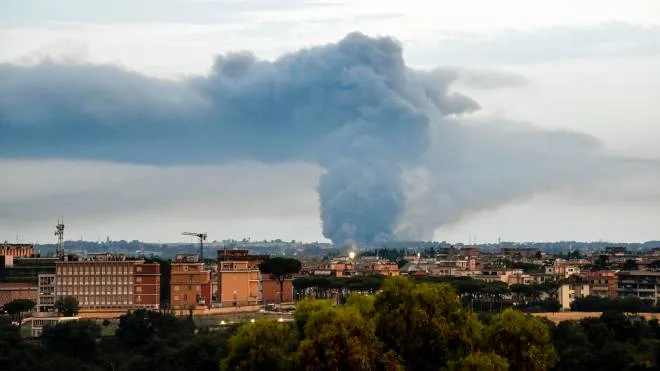 La nube di fumo visibile a distanza causata da un incendio nell�impianto rifiuti TMB di Malagrotta, Roma, 15 giugno 2022. ANSA/RICCARDO ANTIMIANI