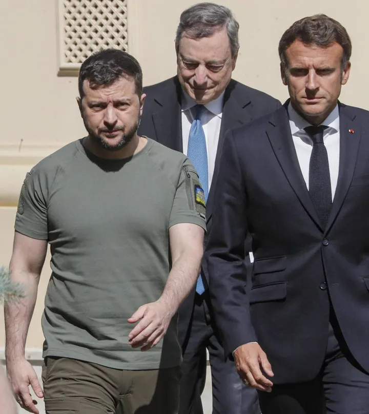 Volodymyr Zelensky (44 anni) con Mario Draghi (74) ed Emmanuel Macron (44)