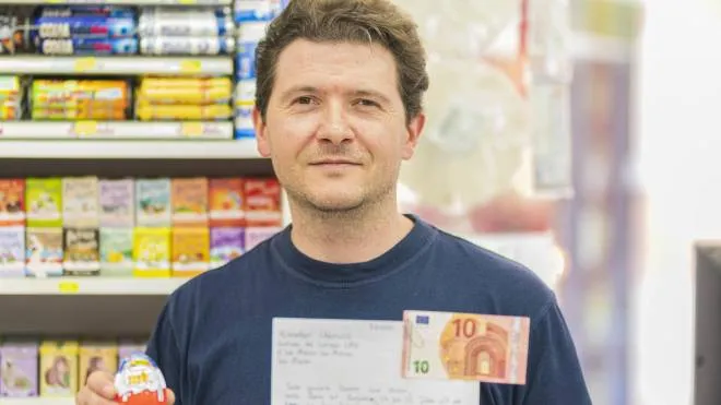 Danilo Chiaruzzi mostra la lettera di scuse ricevuta con i 10 euro per l’ovetto rubato