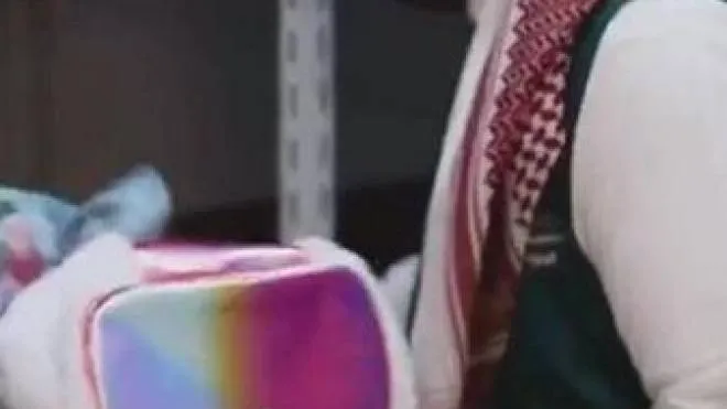 Un frame del video che mostra la rimozione di giocattoli arcobaleno