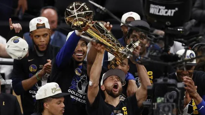 epa10017482 Golden State Warriors guard Stephen Curry (C) holds the Larry O'Brien Trophy, following the Golden State Warriors win during Game 6 of the National Basketball Association (NBA) Finals against the Boston Celtics at TD Garden in Boston, Massachusetts, USA, 16 June 2022. The Warriors are the 2022 NBA Champions.  EPA/JOHN G. MABANGLO  SHUTTERSTOCK OUT