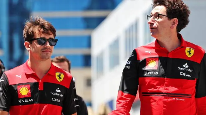 Charles Leclerc, 24 anni, e il team principal della Ferrari Mattia Binotto, 52: il Cavallino, tra tante incognite, è chiamato a un riscatto in Canada