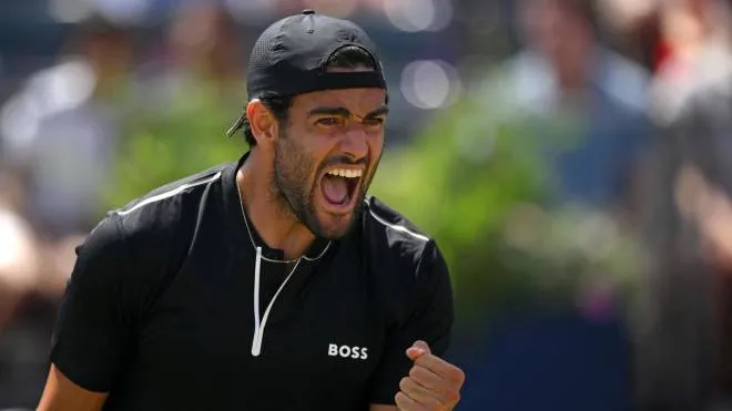 Italy's Matteo Berrettini reacts during his men's singles quarter-final tennis match against to US player Tommy Paul on Day 5 of the ATP Championships tournament at Queen's Club in west London, on June 17, 2022. (Photo by Daniel LEAL / AFP)