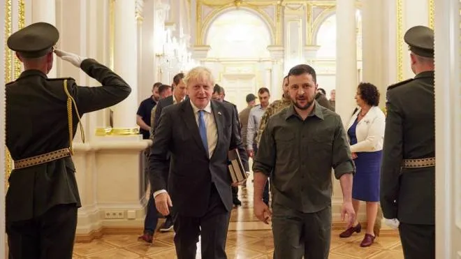 Seconda visita del premier britannico Boris Johnson a Kiev dall'inizio dell'azione militare russa in Ucraina, 17 giugno 2022. Si tratta di un nuovo viaggio a sorpresa, destinato a essere coronato con un altro faccia a faccia con il presidente ucraina Volodymyr Zelensky, che nelle ultime settimane ha pi� volte elogiato BoJo come "un amico" e il governo britannico come un esempio in seno al fronte occidentale nel sostegno - anche militare - al suo Paese.
TELEGRAM ZELENSKY
+++ ATTENZIONE LA FOTO NON PUO' ESSERE PUBBLICATA O RIPRODOTTA SENZA L'AUTORIZZAZIONE DELLA FONTE DI ORIGINE CUI SI RINVIA+++