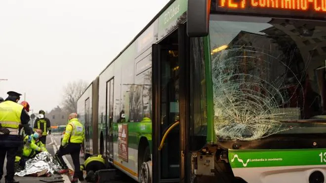 L’autobus che travolse la donna nel dicembre del 2020 a Cinisello; sull’asfalto il corpo della vittima