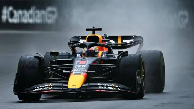 MONTREAL, QUEBEC - JUNE 18: Max Verstappen of the Netherlands driving the (1) Oracle Red Bull Racing RB18 in the wet during final practice ahead of the F1 Grand Prix of Canada at Circuit Gilles Villeneuve on June 18, 2022 in Montreal, Quebec.   Clive Mason/Getty Images/AFP
== FOR NEWSPAPERS, INTERNET, TELCOS & TELEVISION USE ONLY ==