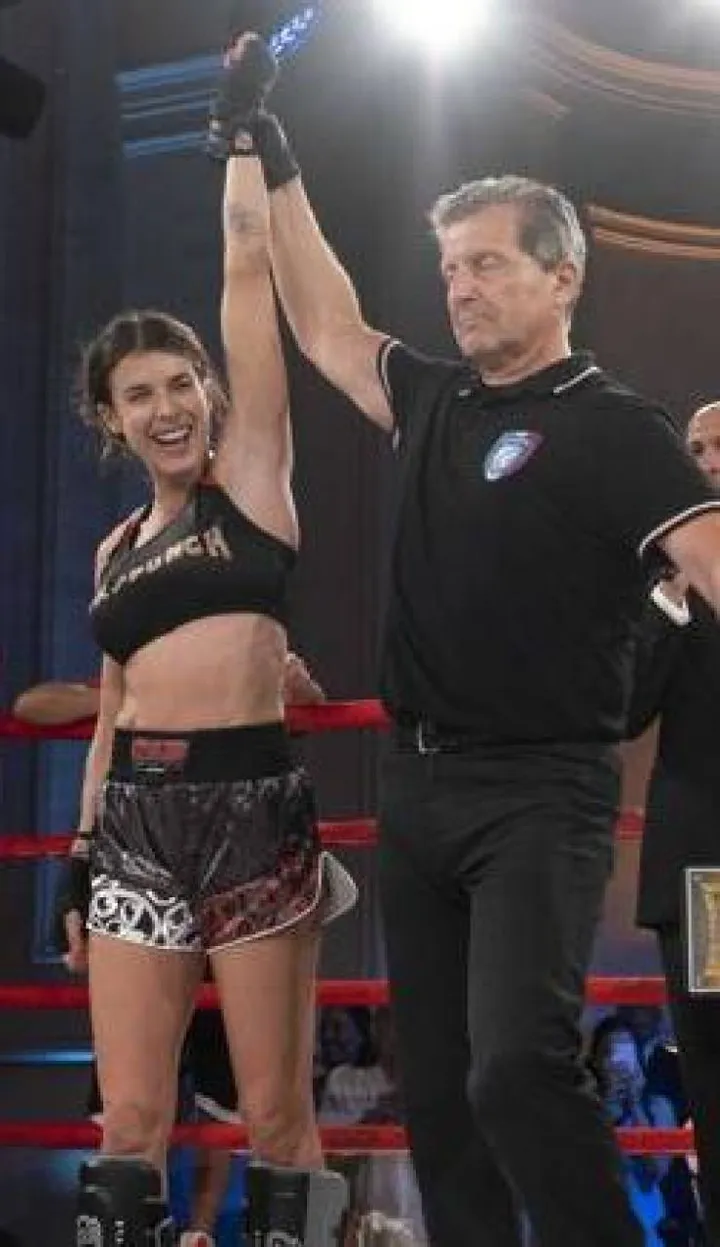 La vittoria di Elisabetta Canalis, 43 anni, al debutto nella kick boxing