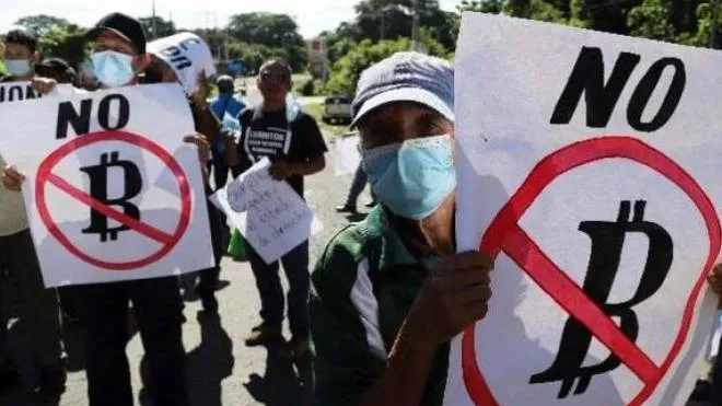 Protesta anti Bitcoin in El Salvador, primo Paese al mondo ad aver adottato la criptovaluta come moneta a corso legale, nel 2021