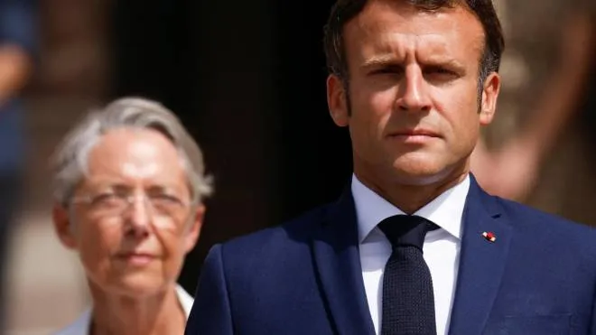 epa10019651 French President Emmanuel Macron (R) and French Prime Minister Elisabeth Borne attend a ceremony marking the 82nd anniversary of late French General Charles de Gaulle's resistance call of 18 June 1940, at the Mont Valerien memorial in Suresnes near Paris, France, 18 June 2022.  EPA/GONZALO FUENTES / POOL  MAXPPP OUT