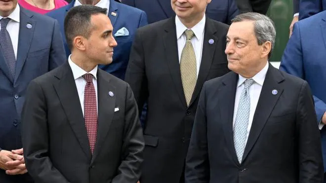 Il presidente del Consiglio Mario Draghi e il ministro degli Esteri Luigi Di Maio durante la foto di famiglia in occasione della Ministeriale OCSE a Parigi, 9 giugno 2022. 
ANSA/ALESSANDRO DI MEO