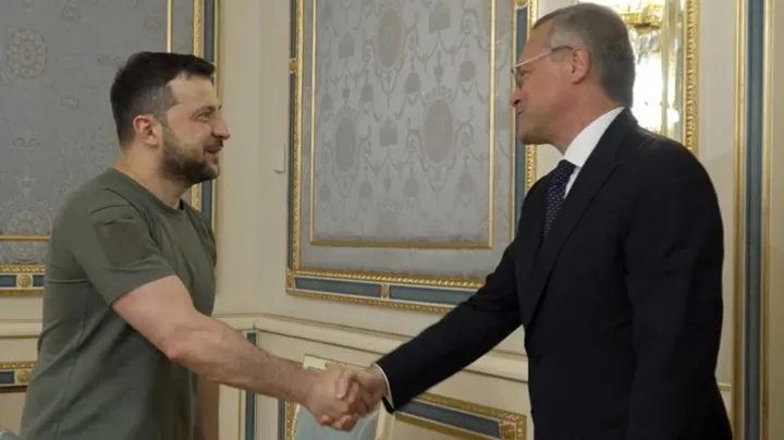 Volodymyr Zelensky, 44 anni, e Carlo Bonomi, 55, si stringono la mano a Kiev