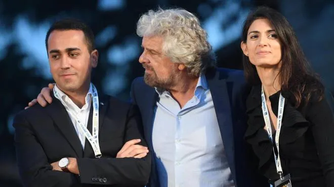 Luigi Di Maio (a sinistra), con Beppe Grillo e Virginia Raggi. Il ministro degli Esteri e l’ex sindaca di Roma sono molto vicini