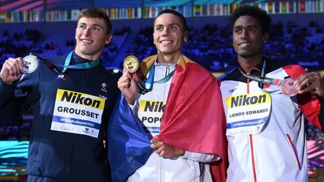 Il podio dei 100 stile: Grousset (argento), Popovici (oro) ed Edwards (bronzo)