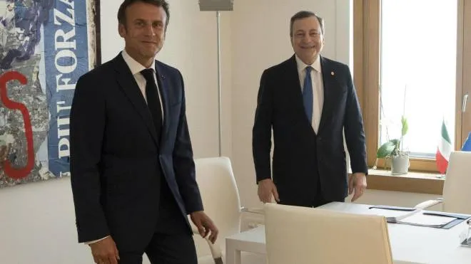 Bilaterale informale tra Macron, 44 anni, e Draghi, 75, ieri a Bruxelles