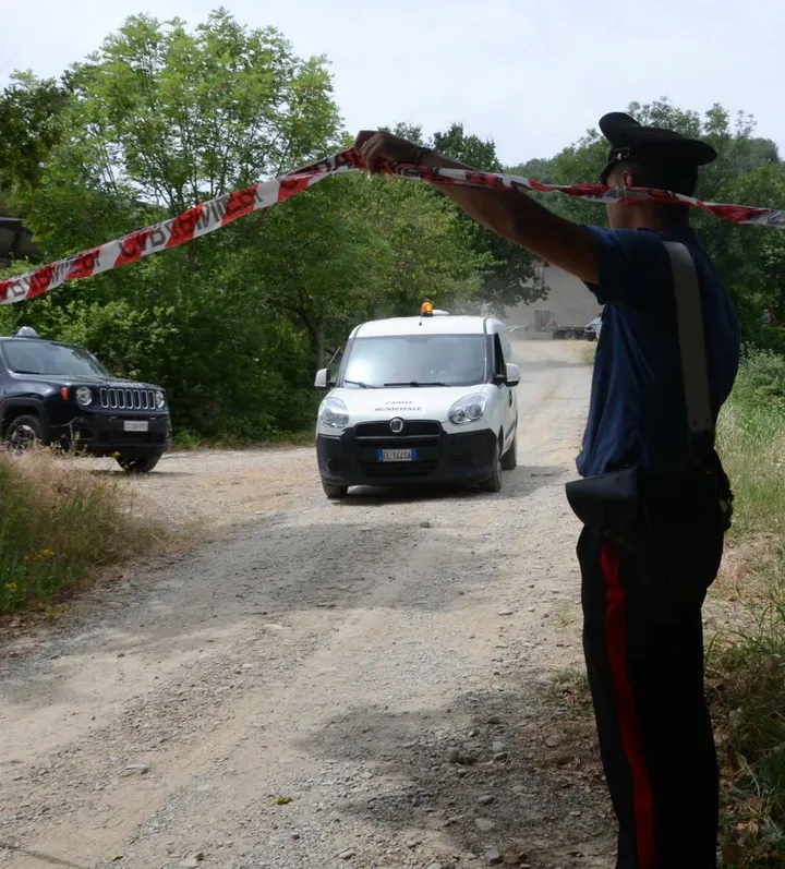 I carabinieri a Ca’ Seggio, frazione isolatissima del comune di Civitella, dove è stato trovato il cadavere