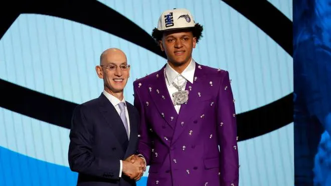 epa10030942 Paolo Banchero from Duke University (R) shakes hands with NBA Commissioner Adam Silver (L) after he was picked number # 1 by the Orlando Magic during the 2022 NBA Draft at Barclays Center in the Brooklyn borough of New York, New York, USA, 23 July 2022.  EPA/JASON SZENES  SHUTTERSTOCK OUT