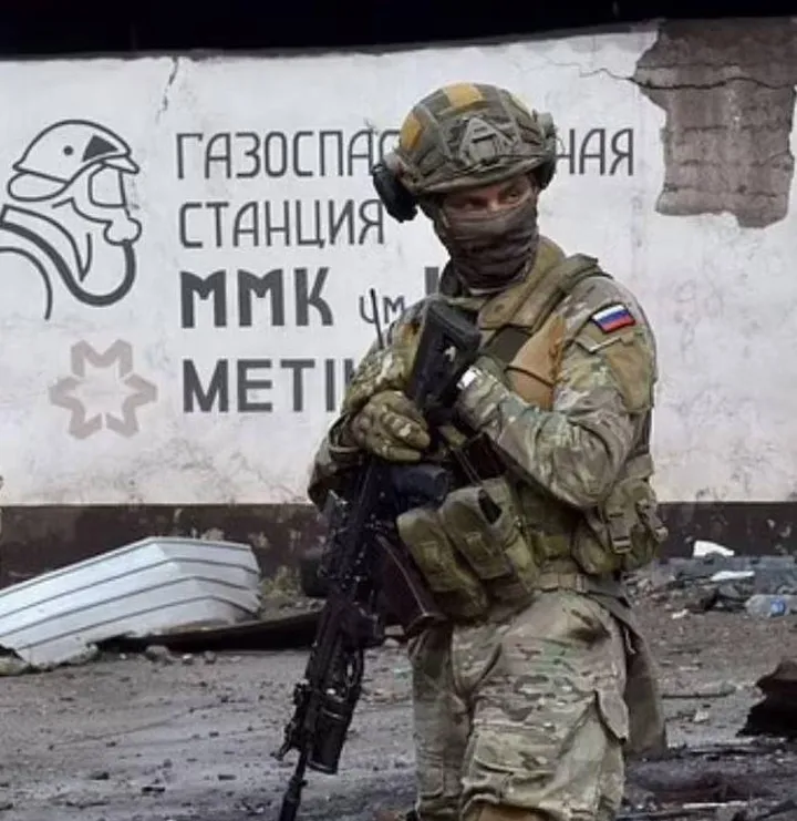 Un soldato russo di guardia in una delle città occupate nel Donbass