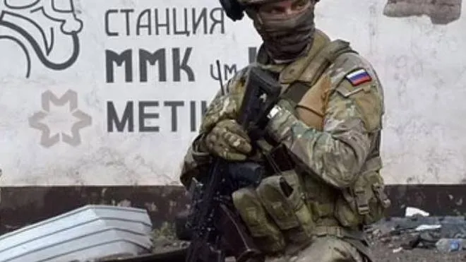Un soldato russo di guardia in una delle città occupate nel Donbass