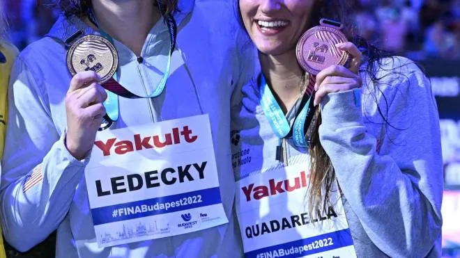 Il podio stellare di Budapest con il «motoscafo» Katie Ledecky medaglia d’oro e una splendida Simona Quadarella sul terzo gradino della premiazione