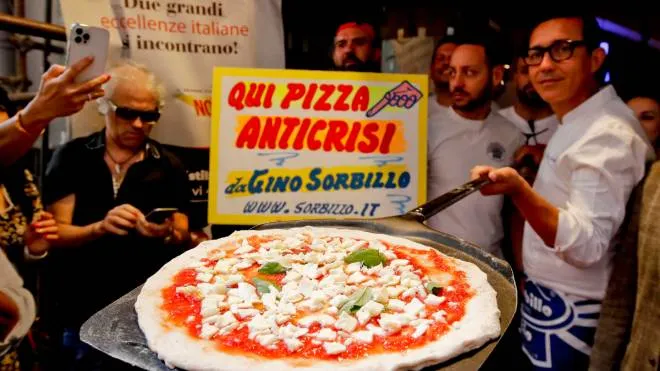 Manifestazione anti Briartore oggi a Napoli dove  Gino Sorbillo ha distribuito davanti alla storica pizzeria  di famiglia in via Tribunali, tranci di pizza gratis  21  Giugno 2022. ANSA/CIRO FUSCO