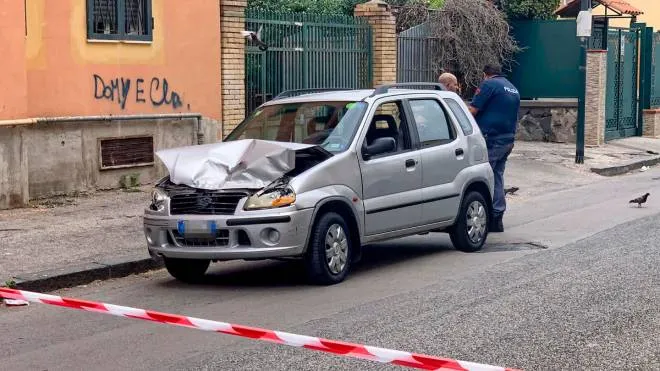 Il luogo dell'incidente mortale avvenuto a Napoli dove un bimbo che era in compagnia della madre � stato investito da un'automobile, il cui conducente si � fermato per prestare soccorso, 25  giugno 2022. ANSA/CIRO FUSCO
