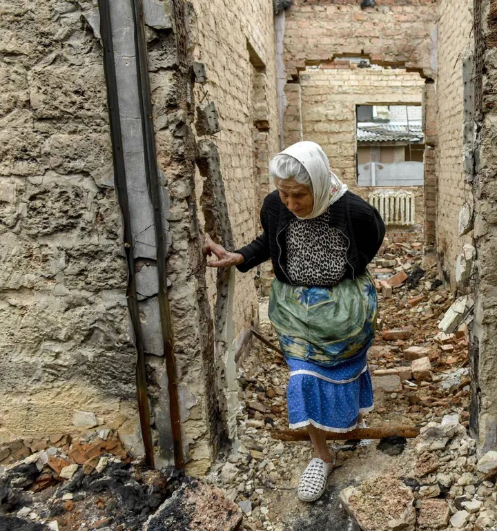 Una donna. tra i resti della sua casa dopo un bombardamento russo a. Chernihiv