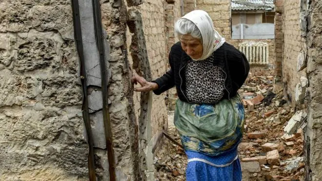 Una donna. tra i resti della sua casa dopo un bombardamento russo a. Chernihiv