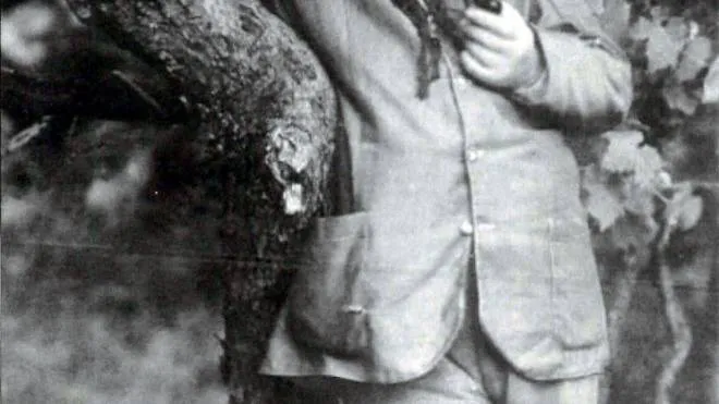 Giovanni Pascoli (1855-1912), in una foto scattata a Castelvecchio di Barga (Lucca)