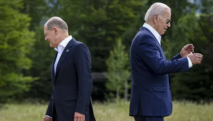 Da sinistra, il cancelliere tedesco Olaf Scholz, 64 anni, insieme con l’inquilino della Casa Bianca, il 79enne Joe Biden, durante una pausa dei lavori del G7. Sotto, Scholz con il premier britannico Boris Johnson, 58 anni
