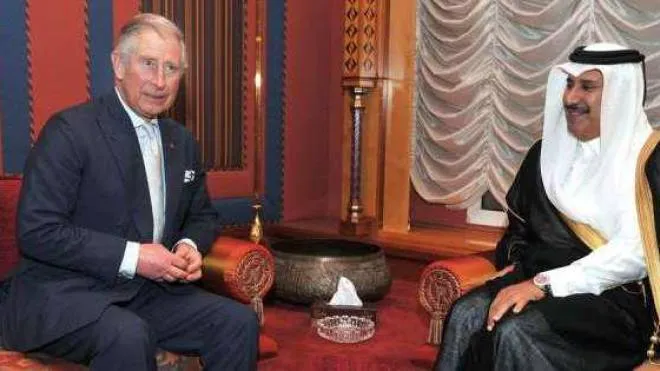 Il principe Carlo d’Inghilterra e l’ex primo ministro del Qatar, lo sceicco Hamad bin Jassim bin Jaber Al Thani
