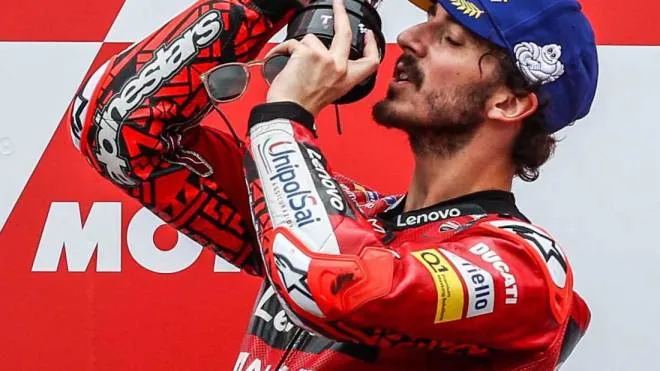 Francesco ‘Pecco’ Bagnaia, 25 anni, è alla terza vittoria in stagione e alla settima nelle ultime due in MotoGp con la Ducati ufficiale. La vetta del Mondiale ora è a 66 punti