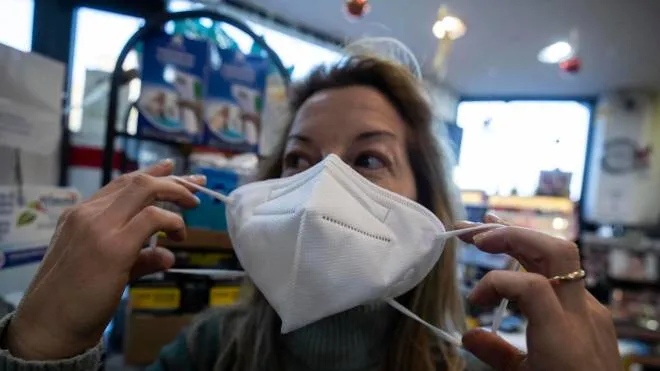 Una persona indossa una mascherina FFP2, Roma, 31 dicembre 2021. ANSA/MASSIMO PERCOSSI