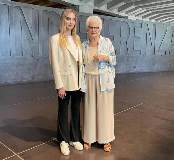 Chiara Ferragni, 35 anni, con. Liliana Segre, 92, durante la visita al Memoriale della Shoah a Milano