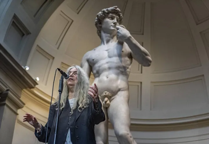 Patti Smith, 75 anni, ieri sera sotto il David alla Galleria dell’Accademia a Firenze