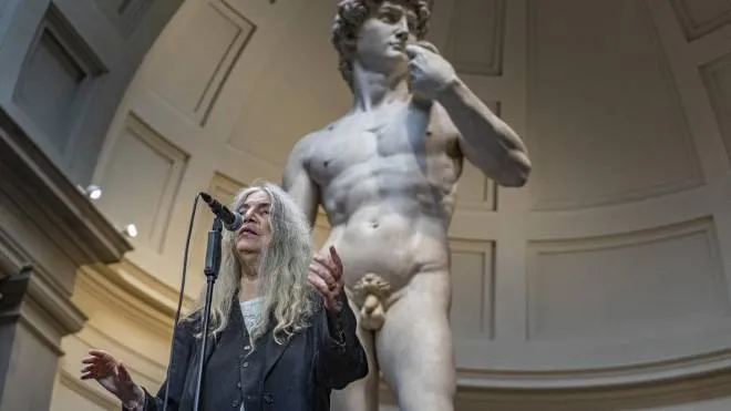 Patti Smith, 75 anni, ieri sera sotto il David alla Galleria dell’Accademia a Firenze